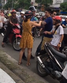 Sau va cham xe, hai tai xe xuong bat tay nhau va phan lan duong hinh anh 2