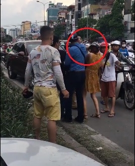 Sau va cham xe, hai tai xe xuong bat tay nhau va phan lan duong hinh anh 3