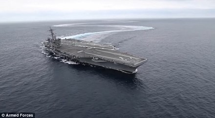 Tàu sân bay USS Lincoln dài 300m trổ tài cua gấp tốc độ cao ảnh 3