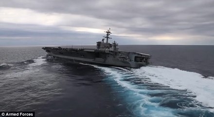Tàu sân bay USS Lincoln dài 300m trổ tài cua gấp tốc độ cao ảnh 4