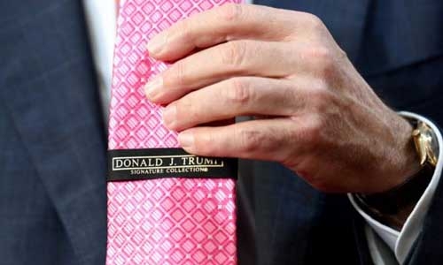 thu-tuong-australia-boi-roi-khi-duoc-tang-ca-vat-co-ten-trump-1