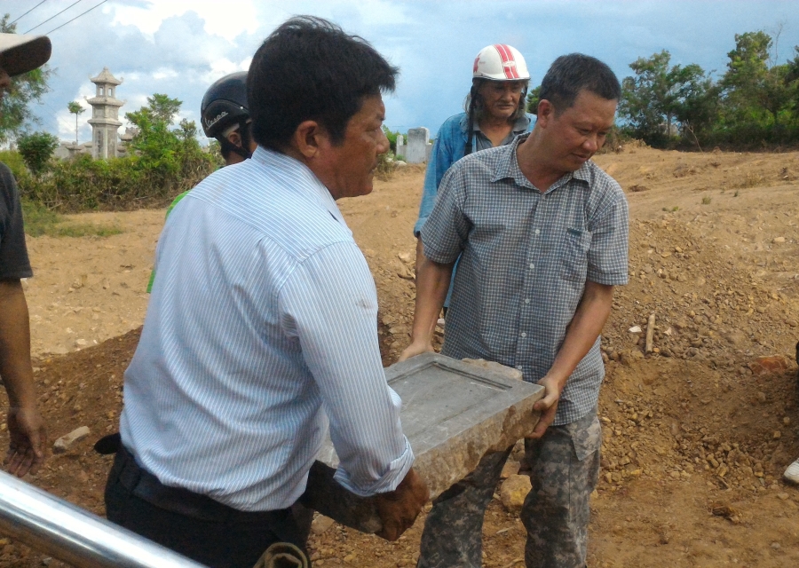 Vụ san phẳng bia mộ nghi của phi tần triều Nguyễn làm bãi đỗ xe: Đất chưa được bàn giao - ảnh 1