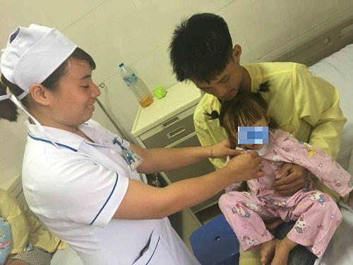 be gai 3 tuoi bi dau vung kin, dua den vien ca nha “nga ngua” khi biet nguyen nhan - 1
