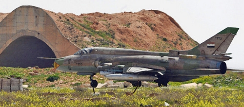cuoc-doi-dau-khong-can-suc-giua-f-a-18e-my-va-su-22-syria-1