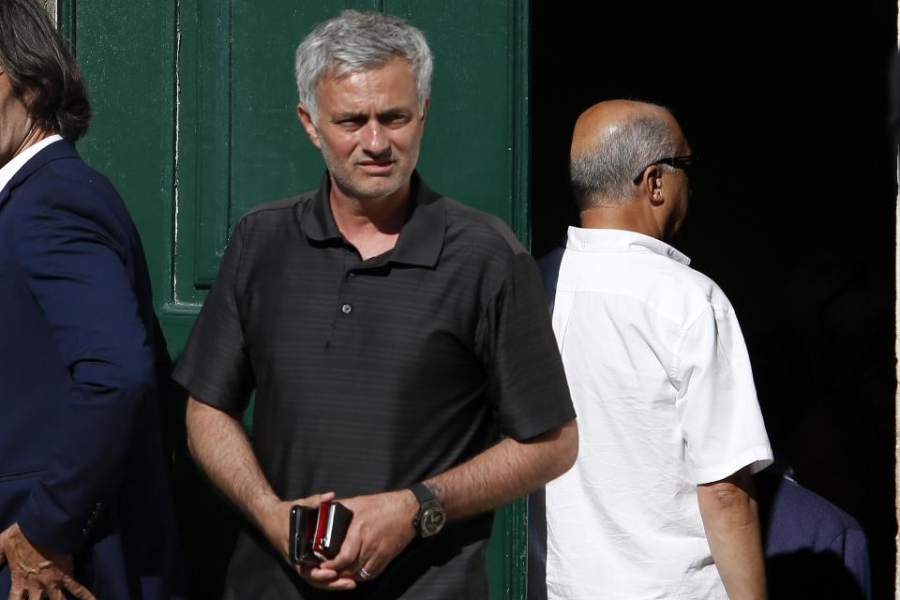 Mourinho rau ri trong dam tang cha hinh anh 6