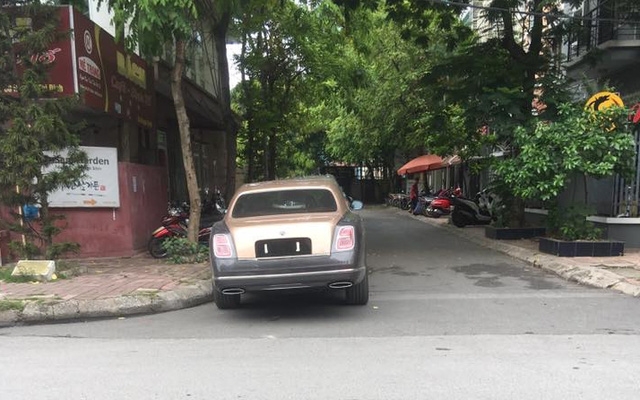 Nghi vấn Bentley Mulsanne EWB 2017 đầu tiên cập bến Việt Nam chung nhà Ferrari 488 Spider - Ảnh 1.