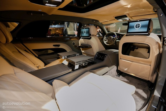 Nghi vấn Bentley Mulsanne EWB 2017 đầu tiên cập bến Việt Nam chung nhà Ferrari 488 Spider - Ảnh 5.