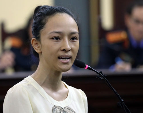 ngoc thuy bat khoc khi nhin thay hinh anh phuong nga hoc hac truoc toa - 1