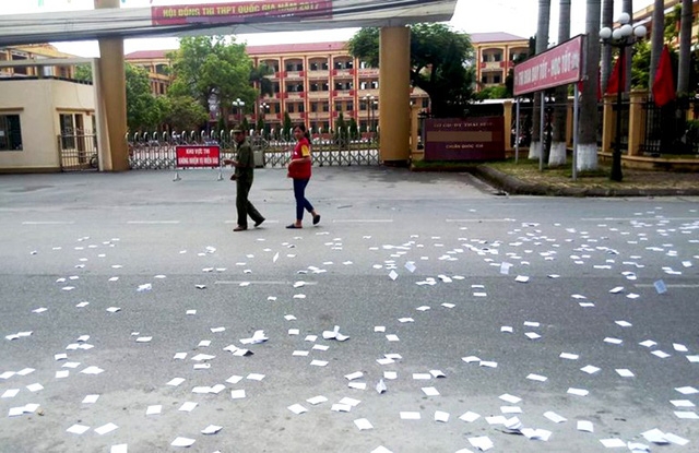  Hình ảnh phao thi trước cổng trường THPT Nguyễn Trãi (huyện Vũ Thư, tỉnh Thái Bình) gây hoang mang dư luận. Ảnh: (Bạn đọc cung cấp) 
