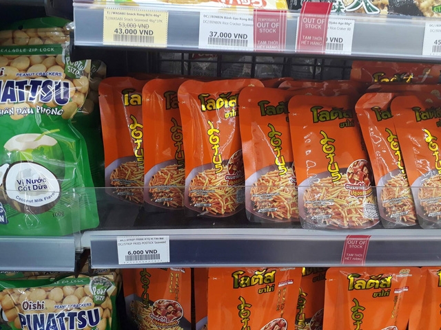  Bim bim dạng que của Thái Lan bán tại Circle K giá 6.000đ/gói, cửa hàng tạp hóa bán ở mức 5.000đ. 