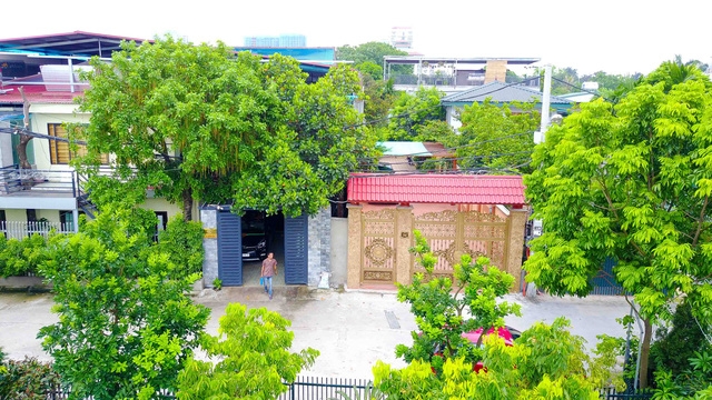  Chiều 22/6, ông Đặng Văn Hồi – Phó Chủ tịch UBND phường Quảng An (quận Tây Hồ) - đã trao đổi với báo chí làm rõ những thông tin phản ánh việc hàng chục biệt thự xây dựng trên đất nông nghiệp ở khu vực hồ Đầm Trị. Ông Đặng Văn Hồi cho biết, sau khi có thông tin phản ánh, chính quyền phường đang phối hợp với Thanh tra Sở Tài nguyên và Môi trường Hà Nội khảo sát, kiểm tra toàn bộ khu vực hồ Đầm Trị. 