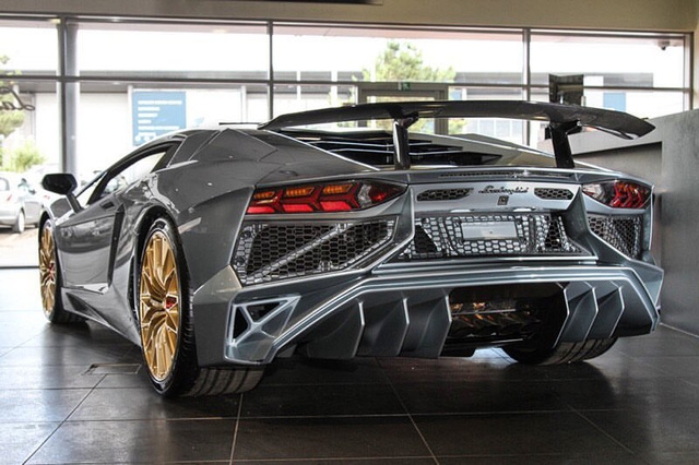 Lamborghini Aventador SV với tùy chọn màu sơn đắt đỏ trị giá 1,45 tỷ Đồng - Ảnh 2.