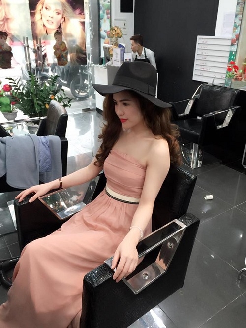 Điều khiến nhiều người ngưỡng mộ ở cô chính là dù đã có một con nhưng bà xã Việt Anh vẫn sở hữu vóc dáng gợi cảm, cùng vòng eo con kiến