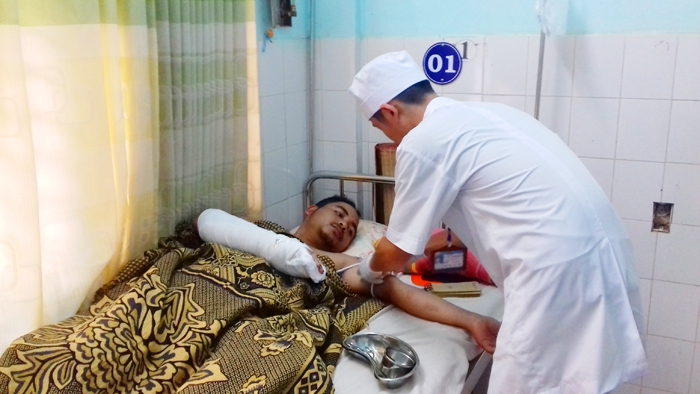 nhom trai lang vac ma tau treu choc, chem cong an trong thuong hinh anh 1