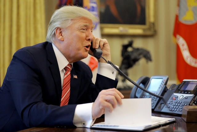 Tổng thống Trump gọi điện chúc mừng tân Thủ tướng Taoiseach Leo Varadkar tại Nhà Trắng (Ảnh: Reuters)