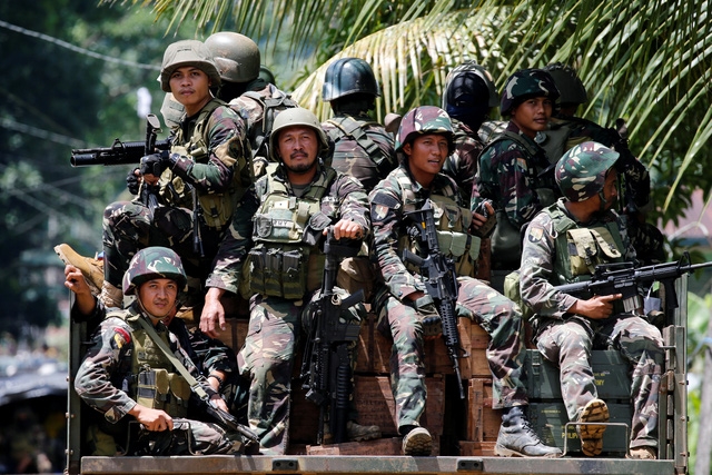 Các binh sĩ Philippines tham gia chiến đấu với phiến quân ở Marawi (Ảnh: Reuters)