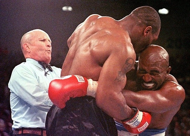 Tron 20 nam khoanh khac kinh di Mike Tyson can tai Holyfield hinh anh 2