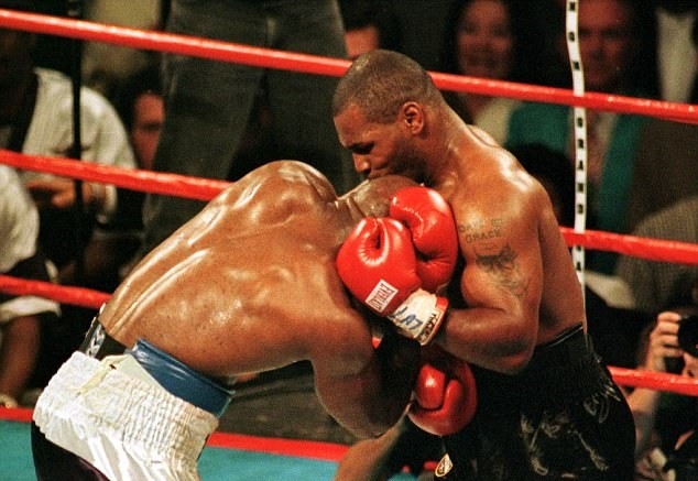 Tron 20 nam khoanh khac kinh di Mike Tyson can tai Holyfield hinh anh 3