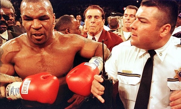 Tron 20 nam khoanh khac kinh di Mike Tyson can tai Holyfield hinh anh 13