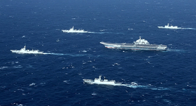 Tàu sân bay Liêu Ninh cùng các tàu hộ tống của Trung Quốc /// Reuters