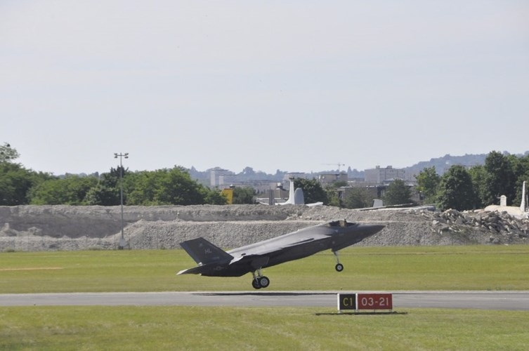 Chet me dan may bay quan su “khung” o Paris Air Show (1)-Hinh-8