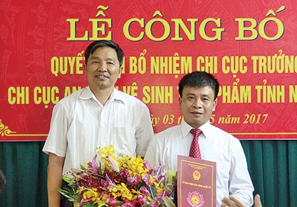 Chi cuc truong o Nghe An bi cach chuc vi sinh con thu 4 hinh anh 1