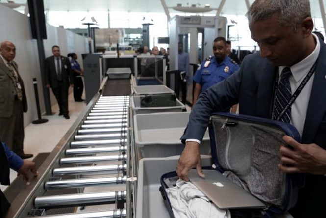 Kiểm tra hành lý tại sân bay JFK ở Mỹ /// Reuters