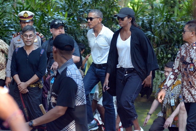 Cả ông Obama và phu nhân Michelle đều chọn trang phục giản dị khi tới thăm đền Tirta Empul - một địa điểm tâm linh nổi tiếng ở đảo du lịch Bali của Indonesia. Bali cũng là điểm dừng chân đầu tiên của gia đình ông Obama trong chuyến đi tới Indonesia lần này. (Ảnh: Reuters)