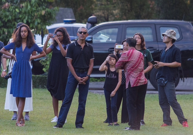 Rời Bali, cả gia đình cựu Tổng thống Obama ngày 28/6 đã tới thành phố Yogyakarta trên đảo Java và có chuyến thăm tới ngôi đền cổ Borobudur được xây dựng từ thế kỷ thứ 8 và 9. Trong ảnh: Ông Obama đứng cạnh hai con gái Malia (váy xanh) và Sasha (váy đen) khi tới thăm đền Borobudur. (Ảnh: Reuters)