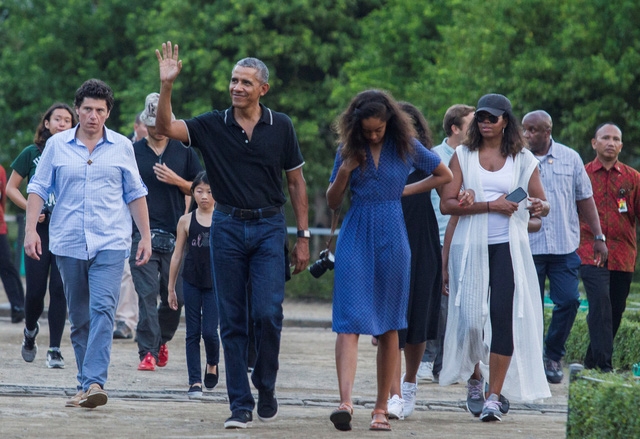  Rất đông người dân địa phương đã tới chào đón gia đình ông Obama tại khu vực gần đền Borobudur. Cảnh sát Java đã triển khai 700 sĩ quan bảo vệ an ninh cho chuyến đi này của cựu tổng thống Mỹ. Trong ảnh: Ông Obama vẫy tay chào người dân khi tới thăm đền Borobudur. (Ảnh: Reuters) 