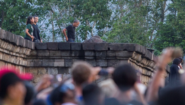 Nhiều người dân Indonesia cảm thấy có sự kết nối với ông Obama vì ông từng sống và trải nghiệm nền văn hóa của nước này. Do vậy, họ đặc biệt mong chờ chuyến thăm lần này của cựu tổng thống Mỹ. Trong ảnh: Người dân địa phương đứng chờ cựu Tổng thống Obama khi ông tới thăm đền Borobudur (Ảnh: Reuters)