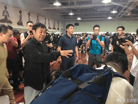 Võ sĩ MMA từng sỉ nhục võ thuật Trung Quốc vẫn cao ngạo trong đồn cảnh sát - ảnh 2