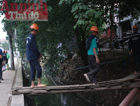 Can canh cuoc song cua cong nhan ngheo o trong... biet thu tien ty o Thu do - Anh 25