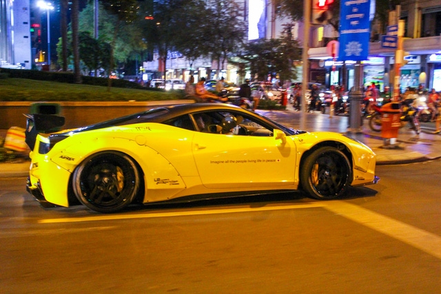 Cận cảnh siêu phẩm Ferrari 458 Italia độ Liberty Walk đầu tiên tại Việt Nam - Ảnh 3.
