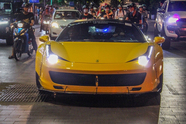 Cận cảnh siêu phẩm Ferrari 458 Italia độ Liberty Walk đầu tiên tại Việt Nam - Ảnh 4.