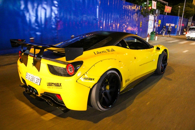 Cận cảnh siêu phẩm Ferrari 458 Italia độ Liberty Walk đầu tiên tại Việt Nam - Ảnh 15.