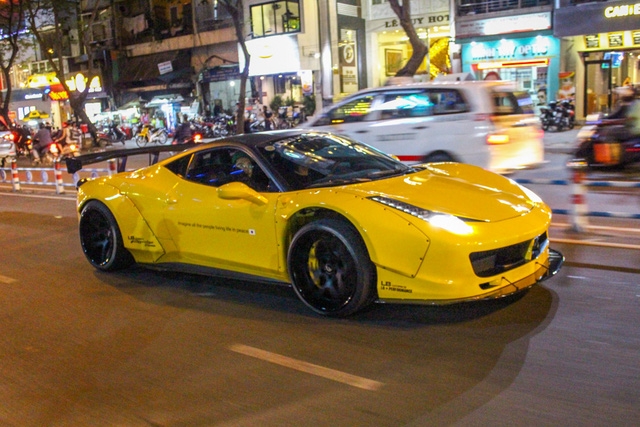 Cận cảnh siêu phẩm Ferrari 458 Italia độ Liberty Walk đầu tiên tại Việt Nam - Ảnh 16.