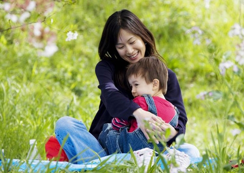 luc hap hoi, cau be bi cha me ghe lanh van chi cau xin mot cai om that chat - 7