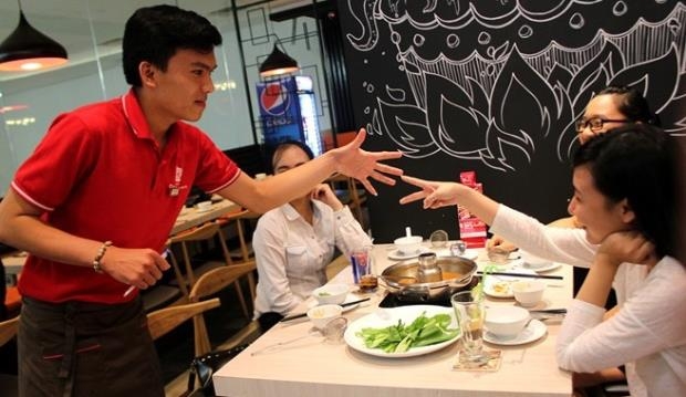 Ngày đầu đi làm và tờ 100 nghìn đồng nhận từ khách khiến chàng sinh viên trăn trở - Ảnh 3.