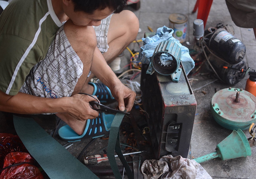 Nhà 'đất vàng' phố cổ, nửa thế kỷ cổ lỗ sĩ tỉ mĩ sửa quạt tiền triệu - ảnh 5