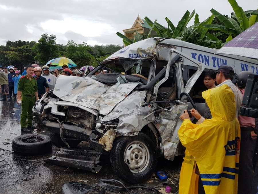 vu 2 xe khach tong nhau o kon tum: them 1 nan nhan tu vong hinh anh 1