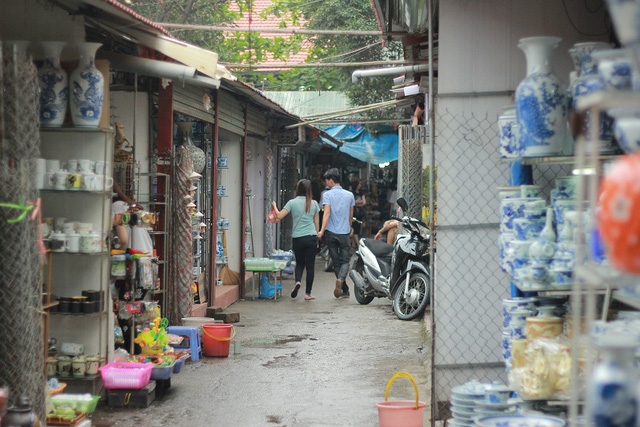 Cách trung tâm Hà Nội khoảng 20km, làng gốm Bát Tràng (Gia Lâm – Hà Nội) là một trong số ít những làng nghề cổ truyền không bị mai một, thất truyền.Trải qua năm tháng, làng gốm Bát Tràng vẫn giữ được nét bình yên, vẻ đẹp văn hóa kết tinh trong từng sản phẩm gốm và con người nơi đây. Đến Bát Tràng, ngay từ xa đã thấy không khí nhộn nhịp, tấp nập của những lò sản xuất gốm làm việc không ngưng nghỉ.