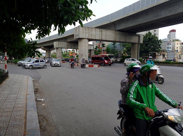 Hà Nội: Cho rằng bị tranh khách, xe ôm truyền thống dùng gậy đuổi đánh xe ôm grab - Ảnh 3.