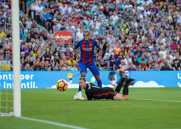 Huyen thoai MU danh bai doi cuu ngoi sao Barca 3-1 hinh anh 7