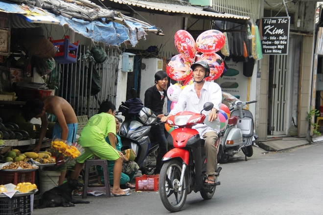 Vụ người cha bán hết đồ đạc để tìm hai con mất tích: Hai bé theo cha mẹ nuôi mới quen về nhà trọ - Ảnh 4.