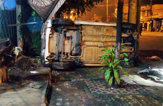 3 thanh niên “bay” từ đường lên vỉa hè nằm bất động lúc rạng sáng - 1