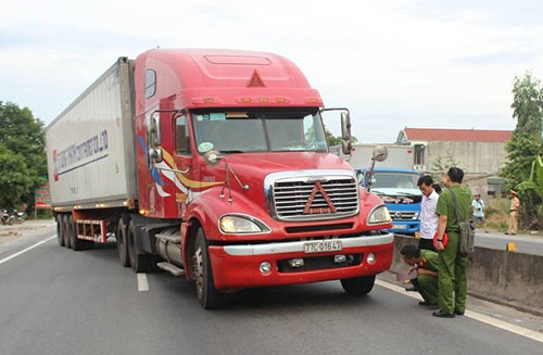 csgt-suyt-bi-xe-container-tong-khong-ngo-tai-xe-qua-manh-dong