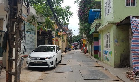 chiếm dụng vỉa hè, bãi xe trái phép, phường Láng Hạ, lấn chiếm vỉa hè