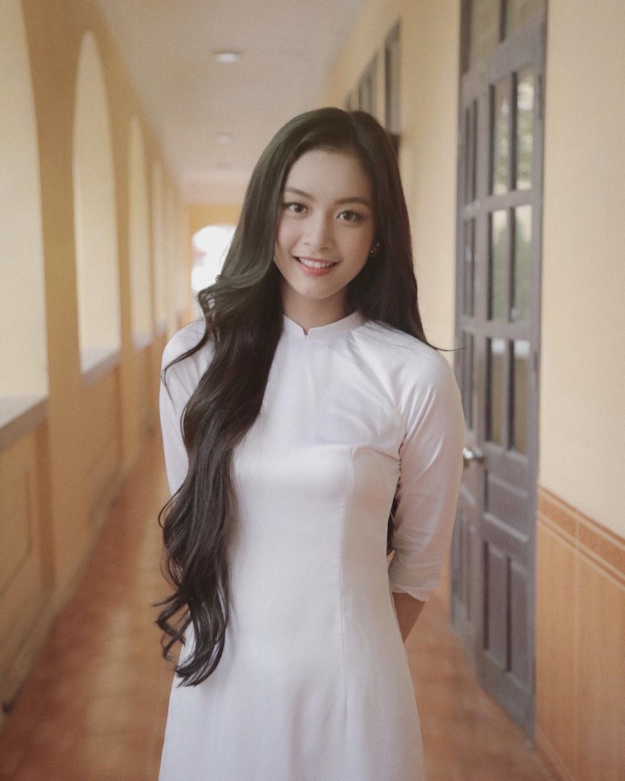 Thieu nu 18 tuoi duyen dang trong ta ao dai duoc dan mang khen ngoi hinh anh 3