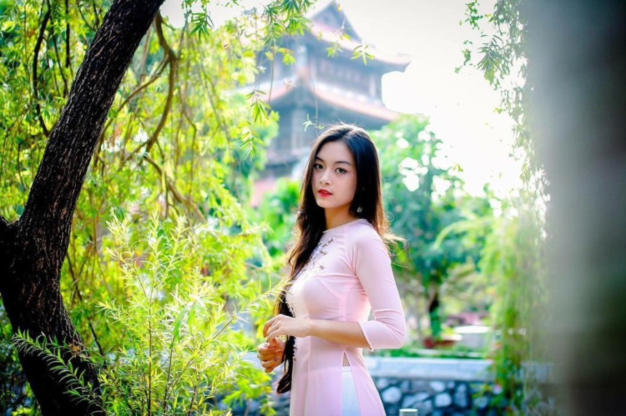 Thieu nu 18 tuoi duyen dang trong ta ao dai duoc dan mang khen ngoi hinh anh 4